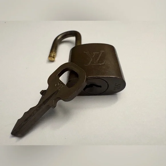 Louis Vuitton Brass Padlock & key, #311, Collector-Grade Vintage LV Hardware - Picture 3 of 3